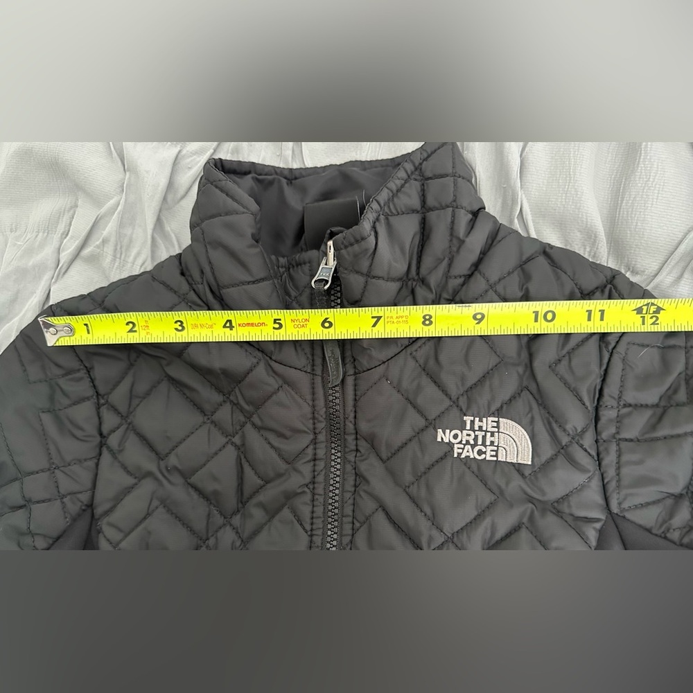 The North Face Girls' Quilted 10-12 Jacket - Picture 9 of 11